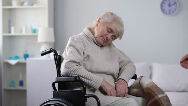 Junge Krankenschwester Deckt Sich Mit Einer Alten Frau Die Rollstuhl — Stockvideo