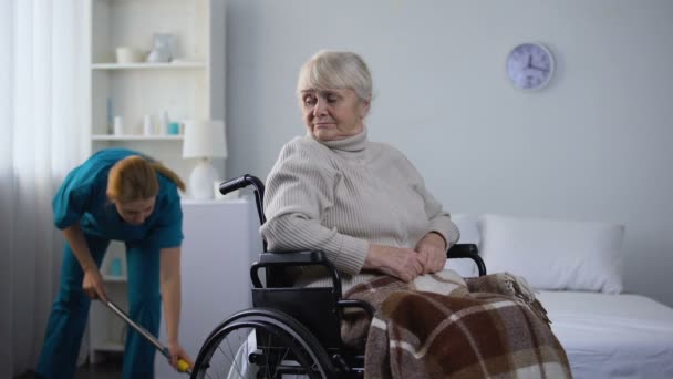 Mulher Triste Cadeira Rodas Assistindo Sala Limpeza Zelador Hospital Centro — Vídeo de Stock