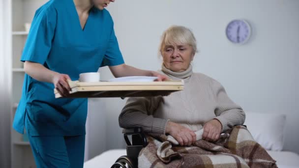 Enfermera Sirviendo Una Cena Dietética Poco Apetitosa Una Anciana Discapacitada — Vídeos de Stock