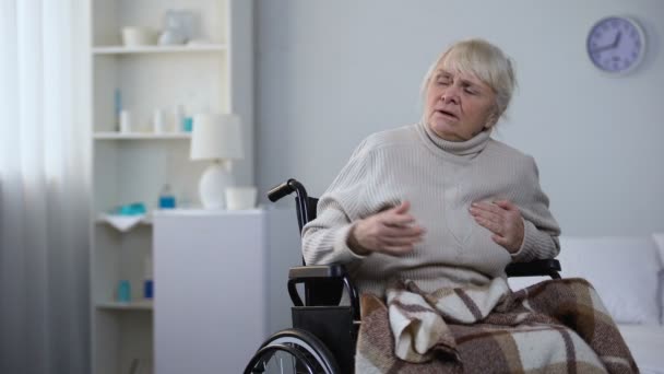 Senhora Idosa Cadeira Rodas Sentindo Dor Coração Pedindo Enfermeira Pílulas — Vídeo de Stock