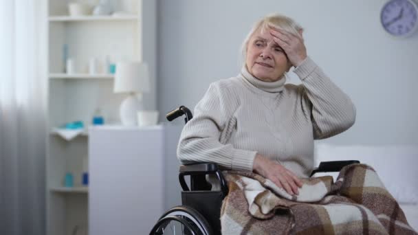 Ältere Frau Rollstuhl Spürt Kopfschmerzen Und Bittet Krankenschwester Schmerzmittel — Stockvideo