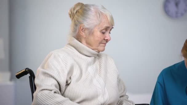 Врач Вызову Навещающий Пожилого Пациента Дома Записывающий Медицинскую Карту — стоковое видео