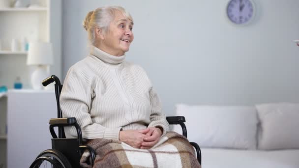 Doctor Dando Pastel Cumpleaños Mujer Discapacitada Señora Anciana Soplando Vela — Vídeos de Stock