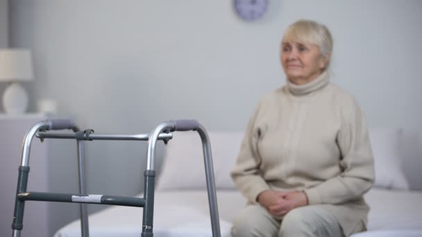 Mujer Anciana Molesta Sentada Cerca Marco Para Caminar Discapacidad Después — Vídeo de stock