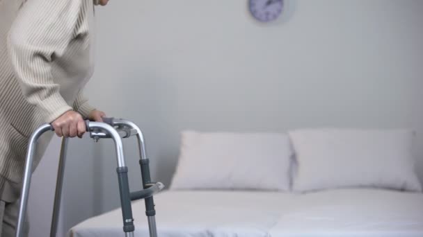 Yaşlı Kadın Çerçeve Travma Eklem Cerrahisi Sonrası Rehabilitasyon Ile Yavaş — Stok video