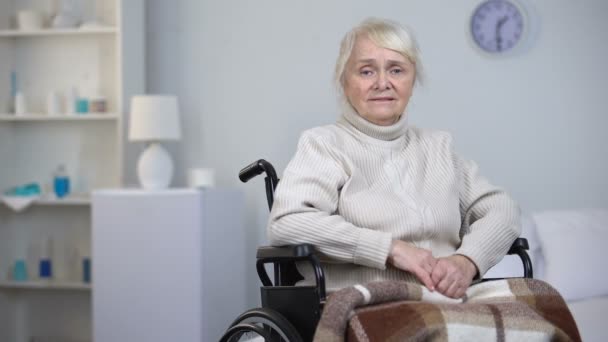 Disperata Signora Sedia Rotelle Asciugare Lacrime Guardando Nella Fotocamera Depressione — Video Stock