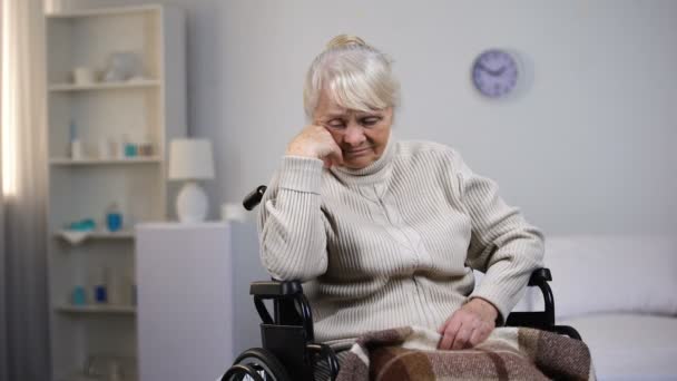 Mujer Anciana Deprimida Silla Ruedas Pensando Problemas Salud Hospital — Vídeos de Stock