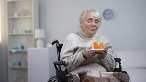 Llorando Anciana Silla Ruedas Soplando Vela Torta Mirando Cámara — Vídeos de Stock