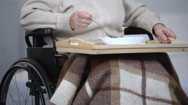 Mujer Anciana Solitaria Silla Ruedas Cenando Llorando Problemas Salud — Vídeos de Stock
