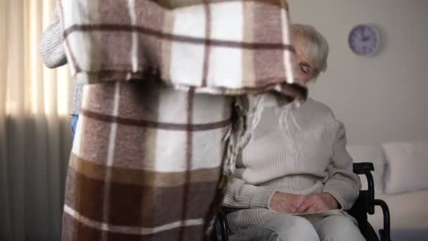 Внучка Мягко Прикрывается Клетчатой Бабушкой Спящей Инвалидном Кресле Семьей — стоковое видео
