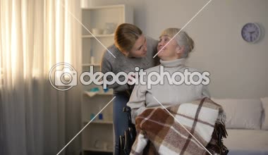 Erkek gönüllü yavaşça ekose yaşlı özürlü kadın ile Huzurevi kapsayan