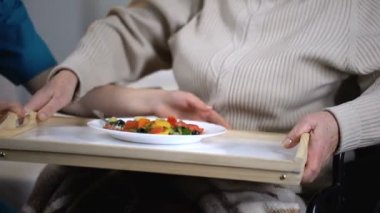 Tıbbi işçisi lezzetli salata yaşlı kadın hasta, Huzurevi bakım için hizmet