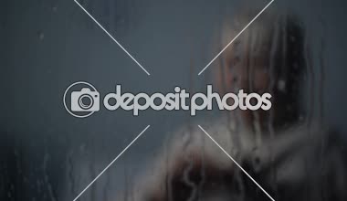 Ağlayan yaşlı kadın sikke sayma yağmurlu bir gün, sosyal güvensizlik, yoksulluk