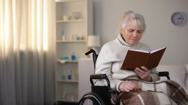 Mormor Läser Bok Frågar Barnbarn Att Glasögon Stödja — Stockvideo