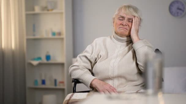 Depressief Oude Dame Die Lijden Aan Hoofdpijn Kijken Pillen Medisch — Stockvideo