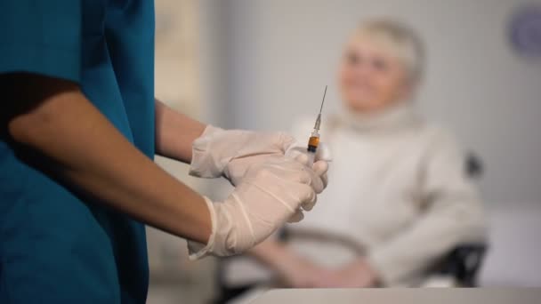 Verpleegkundige Maken Injectie Aan Bejaarde Vrouw Behandeling Het Ziekenhuis Gezondheidszorg — Stockvideo