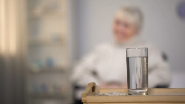 Медсестра Приносит Лекарства Пожилой Женщине Заботится Пациенте Больнице — стоковое видео