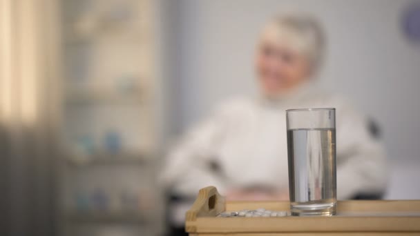 Enfermeira Trazendo Medicamentos Para Mulher Idosa Cuidando Paciente Hospital — Vídeo de Stock