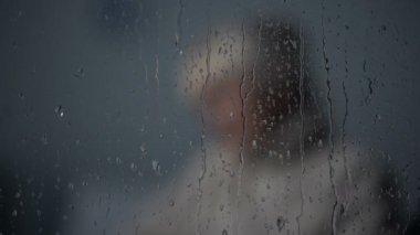 Kadın kapsayan eski uyku bayanla battaniye yağmurlu bir gün, aile bakımı, destek