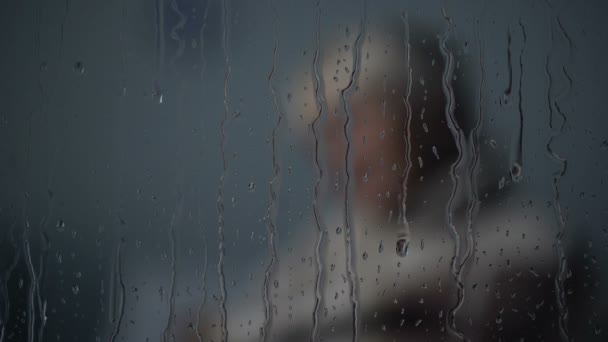 Zavallı Yaşlı Kadın Bakım Evi Yağmurlu Pencerenin Arkasında Sandalyede Uyuyor — Stok video