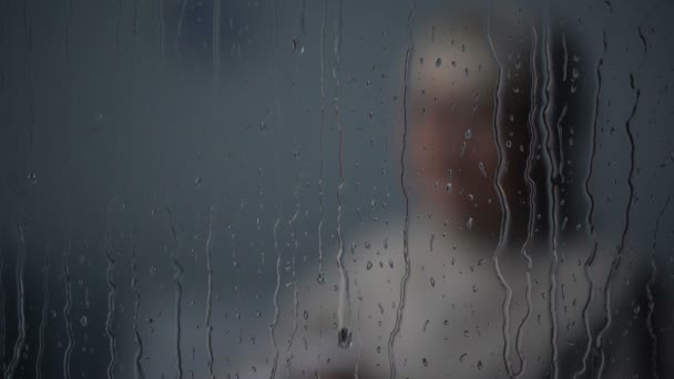 沮丧的老年妇女在雨天深深哭泣在黑暗的房间里 — 图库视频影像