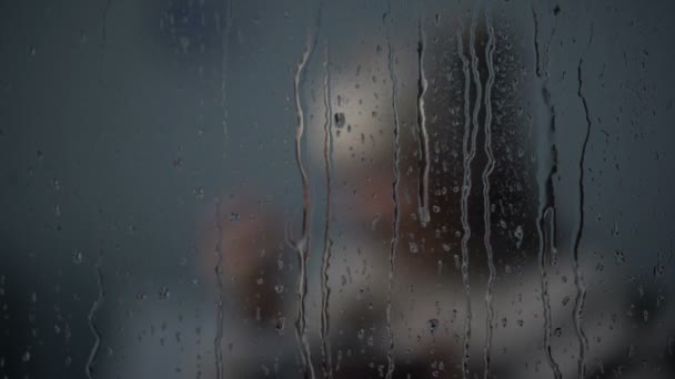 老婆が 雨の日 暗い部屋に座って まずい夕食クリニック — ストック動画