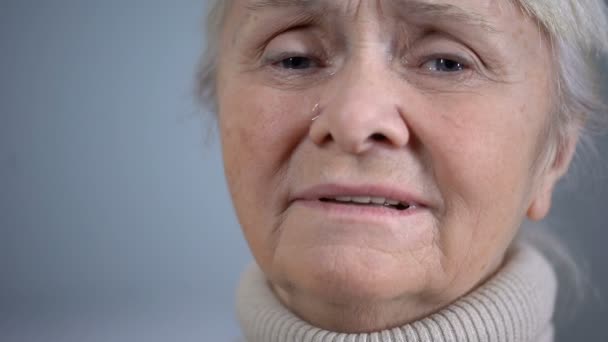 面对沮丧哭泣的老太婆 社会不安全 健康问题 特写镜头 — 图库视频影像
