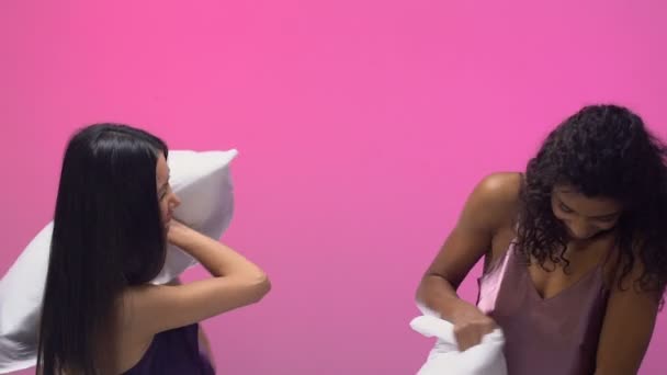 多民族搞笑妇女在睡衣战斗与枕头和笑 — 图库视频影像