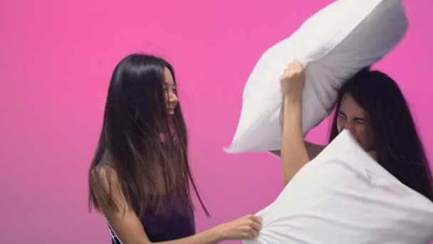 多种族女性朋友拥抱后 有趣的枕头打架睡衣党 — 图库视频影像