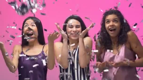 Senhoras Multirraciais Sob Queda Confetti Celebração Chuveiro Nupcial — Vídeo de Stock