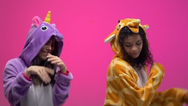 穿着独角兽和长颈鹿睡衣的妇女在狂欢节派对上跳舞 玩得很开心 — 图库视频影像