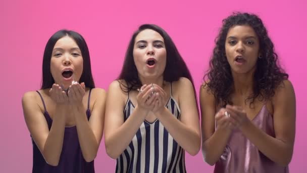 Amis Féminines Pyjama Soufflant Des Confettis Dans Caméra Amusant Ensemble — Video