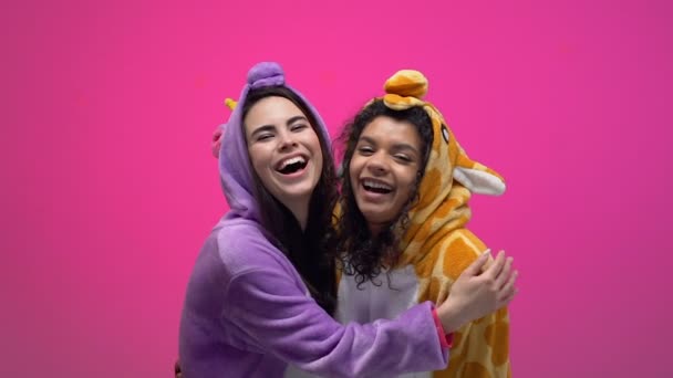 Dos Mujeres Pijama Unicornio Jirafa Riendo Abrazando Amistad — Vídeos de Stock