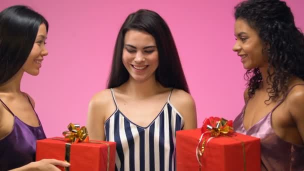 Женщины Пижаме Преподносят Подарки Благодарной Подруге Обнимаются Устраивают Девичник — стоковое видео