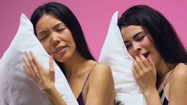 Donne Attraenti Pigiama Sbadigliare Dormire Cuscini Dolci Sogni — Video Stock