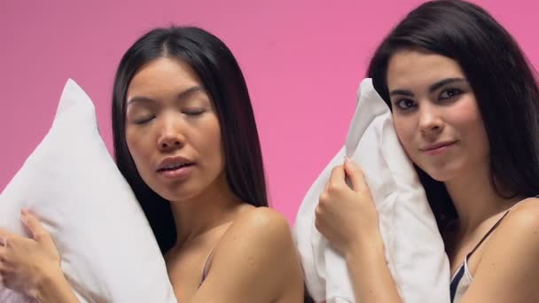 Damas Multiétnicas Conmocionadas Sosteniendo Almohadas Posando Para Cámara Miedo Cerca — Vídeos de Stock