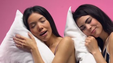 Yastık pembe arka plan, rüyalar uyku güzel çok ırklı kadınlar