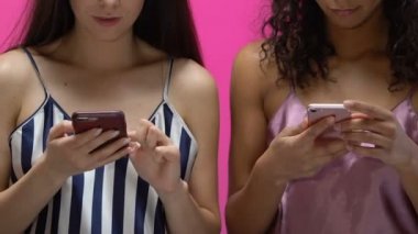 Eğlenceli birlikte, akıllı telefonlar, fotoğrafları izlerken neşeli kadın yakın çekim