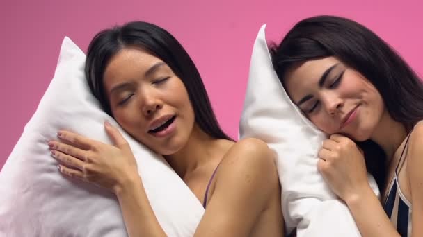 Beautiful Multiethnic Women Sleeping Pillows Pink Background Dreams — Stock Video