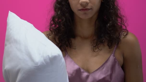 Afrikanisch Amerikanische Frau Schlafanzug Mit Kissen Und Gähnen Bereit Zum — Stockvideo