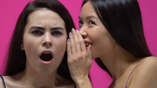 Femme Souriante Chuchotant Secret Amie Choquée Commérages Intéressants — Video