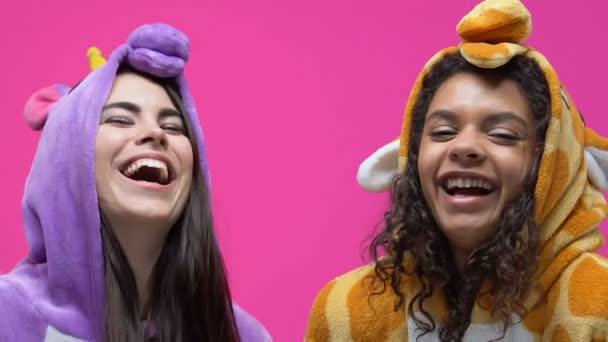 Mujeres Multiétnicas Pijama Unicornio Jirafa Abrazando Riendo Diversión — Vídeos de Stock