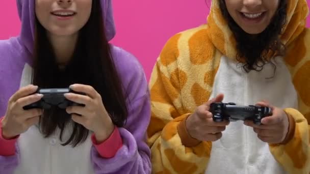 Jovens Mulheres Pijamas Animais Engraçados Segurando Joysticks Jogando Videogames — Vídeo de Stock