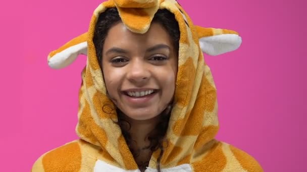 Афро Американка Пижаме Жирафа Закрывает Глаза Пончиками Валяет Дурака — стоковое видео