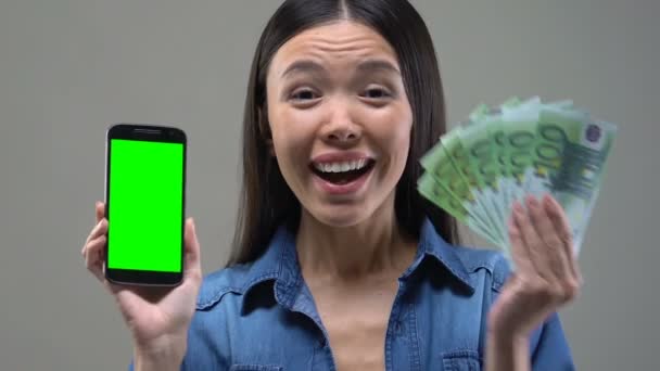 Eccitato Donna Asiatica Mostrando Smartphone Mazzo Euro Servizi Cash Back — Video Stock