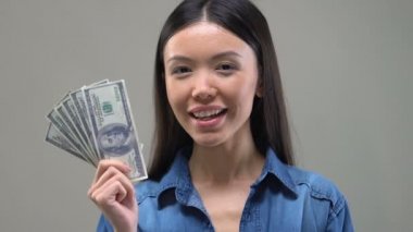 Alışveriş hakkında düşünme dalgın Asya Bayan arıyorum Euro, demet yakın çekim