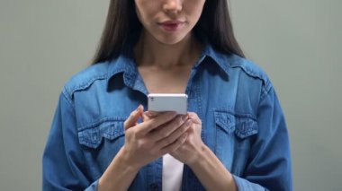 Smartphone cep telefonu ile e-posta okuma ve Evet işaret, iş onay gösteren Asyalı kadın