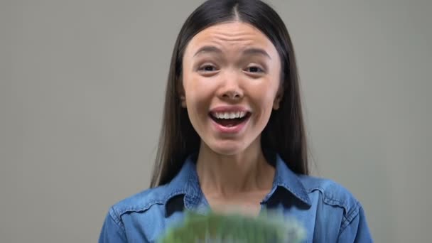 Femme Asiatique Excitée Montrant Tas Euros Caméra Gagnant Loterie Richesse — Video