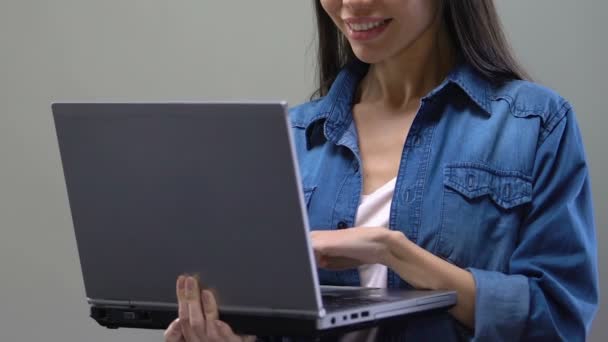 Jovem Freelancer Asiático Trabalhando Laptop Desenvolvimento Start Close — Vídeo de Stock