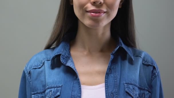 Sorrindo Senhora Asiática Tocando Queixo Pensando Opções Decisão Importante — Vídeo de Stock